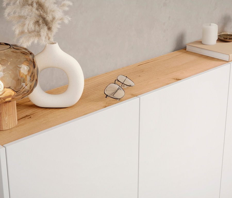 Auf dem weißen Mehrzweckschrank »Libbiano« stehen eine Lampe, eine Vase, eine Brille, eine Kerze und ein Buch.