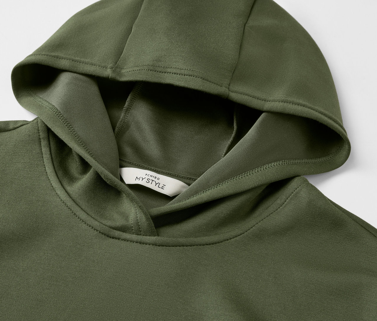 Detailansicht eines dunkelgrünen Hoodies aus Modal-Mix.