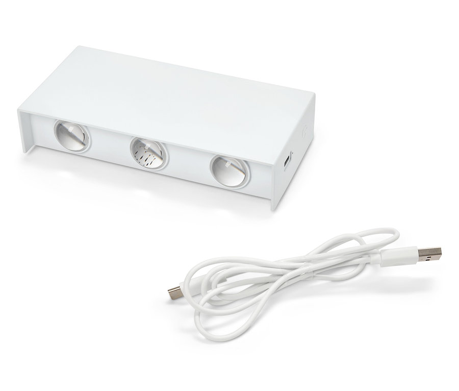 Weiße rechteckige Leuchte mit drei Glühbirnen und weißem USB-Kabel auf weißem Hintergrund.