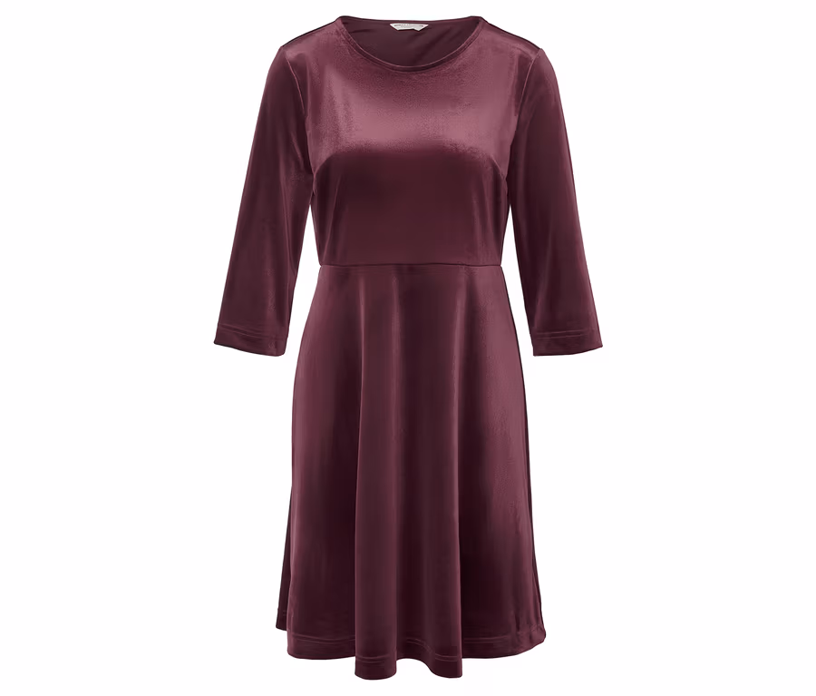 Ein weinrotes Samtkleid mit Dreiviertelärmeln.