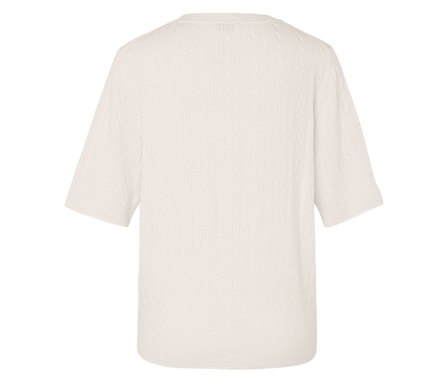 Rückansicht eines cremefarbenen Strickpullovers mit Zopfmuster und kurzen Ärmeln.