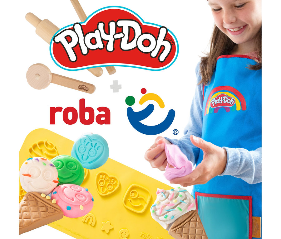 Mädchen formt mit Schürze rosa Knete. Daneben gelbe Matte mit Knete-Formen und Ausstechern. Im Hintergrund Logos von Play-Doh und roba, roba x Play-Doh Knet-Spielset 1.