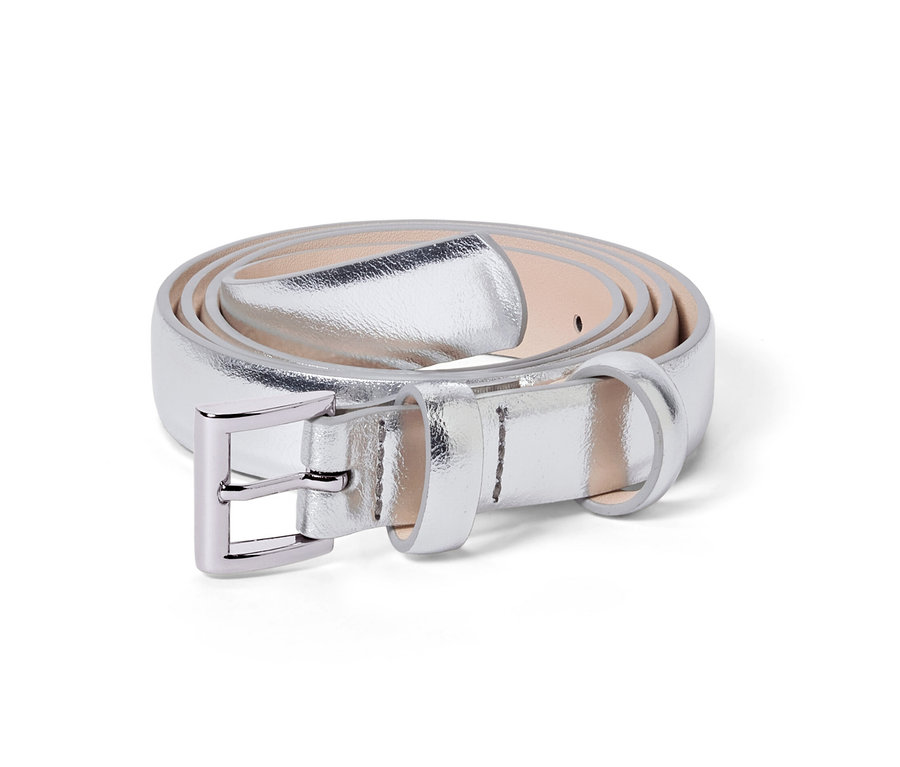 Ein silberner Gürtel liegt aufgerollt auf einem weißen Hintergrund.
