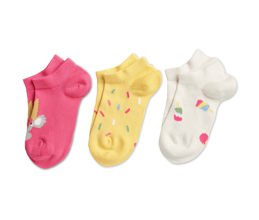 Drei Paar Kinder-Sneakersocken mit verschiedenen Designs: pink mit Hase, gelb mit Konfetti und weiß mit Eis.