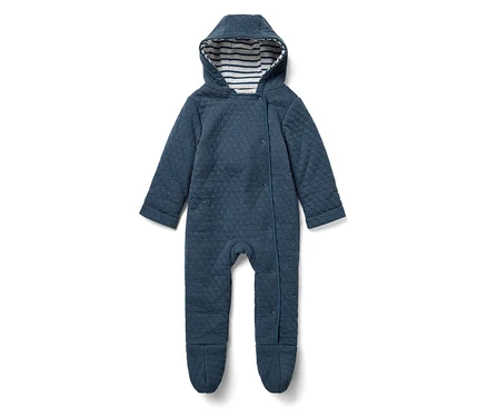 Blauer gesteppter Overall mit Kapuze mit blau-weiß gestreiften Details an der Innenseite der Kapuze.