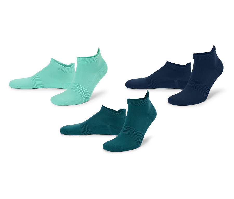 Drei Paare Sportsocken liegen aufgereiht da: ein Paar in Mintgrün, eines in Dunkelblau und eines in Dunkelgrün.