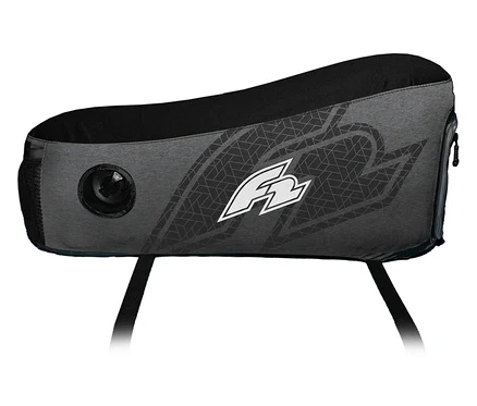 Der F2 SUP Horse Seat Kajak-Sitz ist grau mit schwarzem Sitzpolster und hat ein weißes F2-Logo.