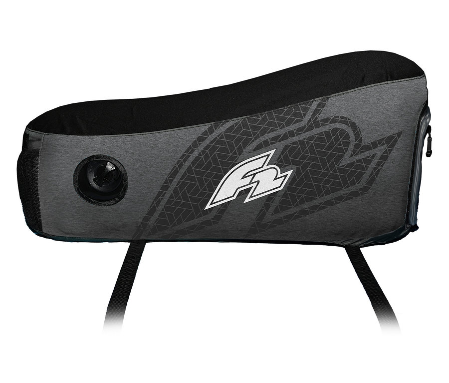 Der F2 SUP Horse Seat Kajak-Sitz ist grau mit schwarzem Sitzpolster und hat ein weißes F2-Logo.