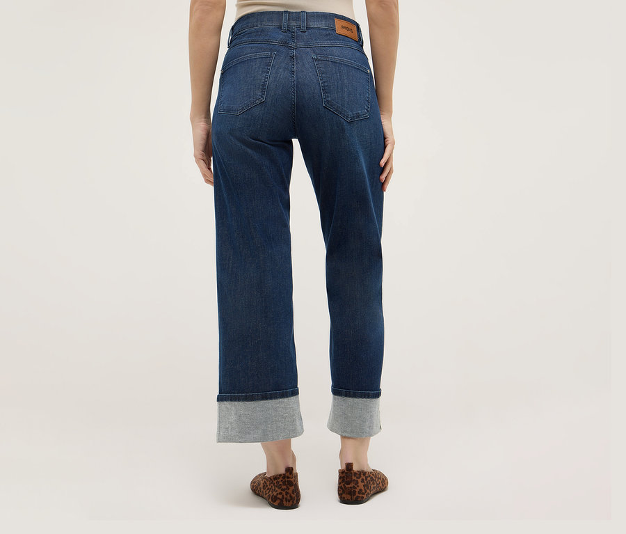 Rückansicht einer Frau mit dunkelblauer Angels Denim »Laia Turn Up« Wide Leg Jeans und braunen Schuhen mit Leopardenmuster.