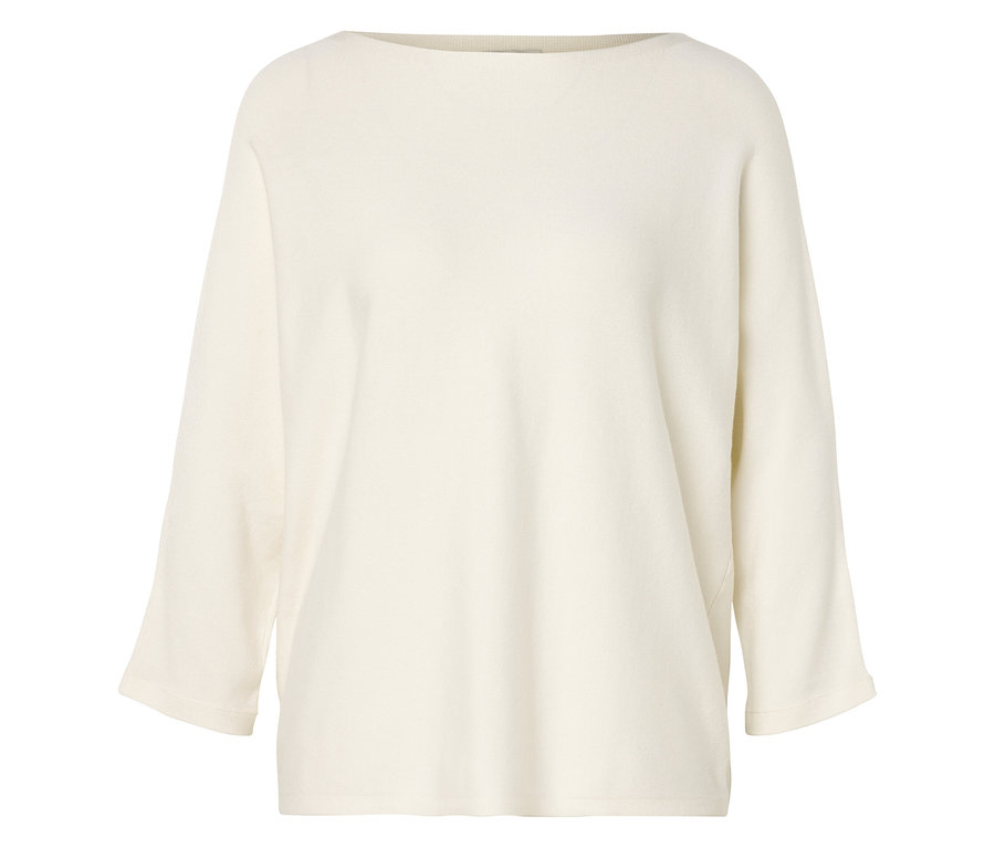 Ein cremefarbener Pullover mit U-Boot-Ausschnitt und Dreiviertelärmeln liegt flach.