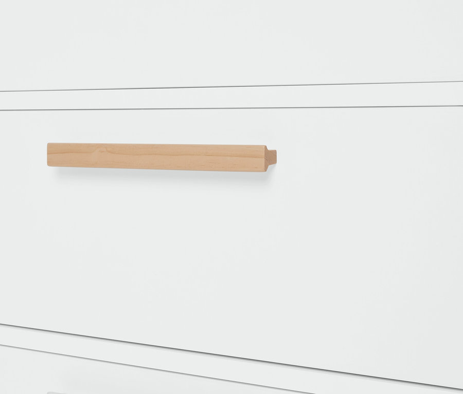 Detailansicht einer weißen Kommode mit einem hellbraunen Holzgriff.
