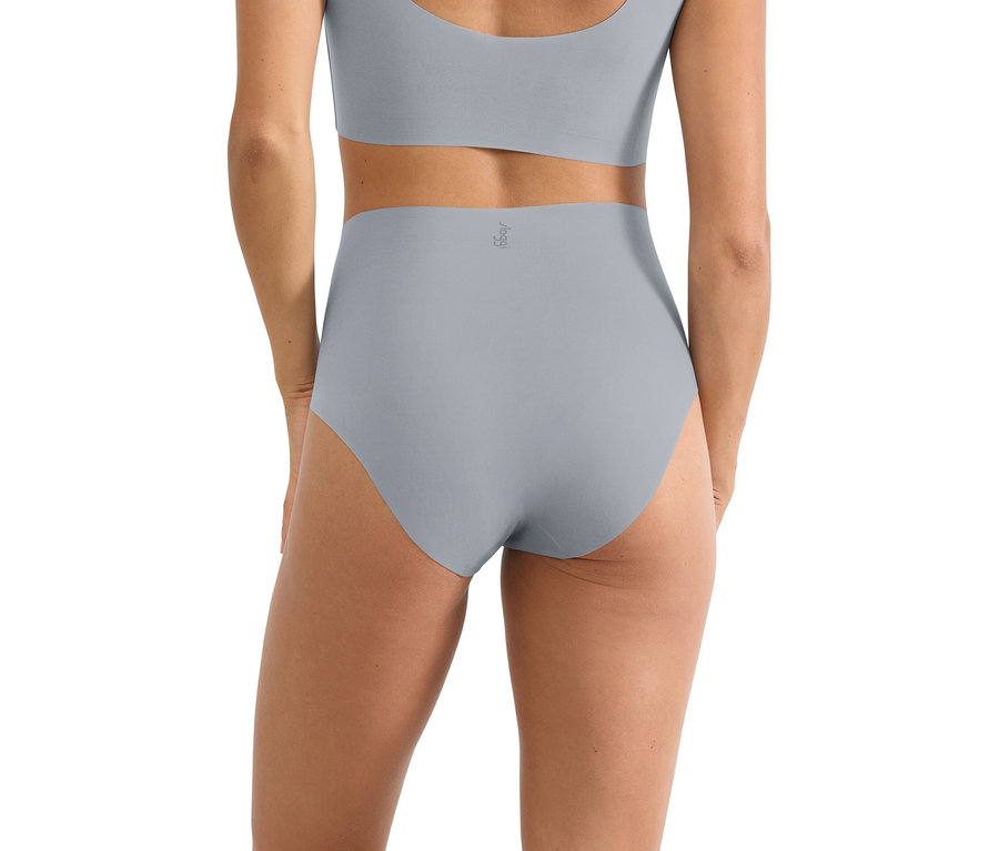 Nahaufnahme einer Frau von hinten, die graue, hoch taillierte Unterwäsche und ein passendes graues Oberteil trägt.