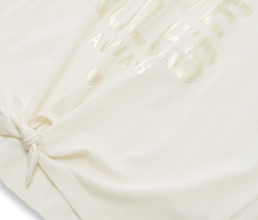 Detailansicht eines weißen T-Shirts mit dem Aufdruck "Love Rules Always" und einem Knoten am Saum.