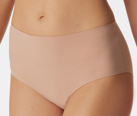 Eine Person trägt einen SCHIESSER Invisible Slip Maxi in Ahornfarbe.