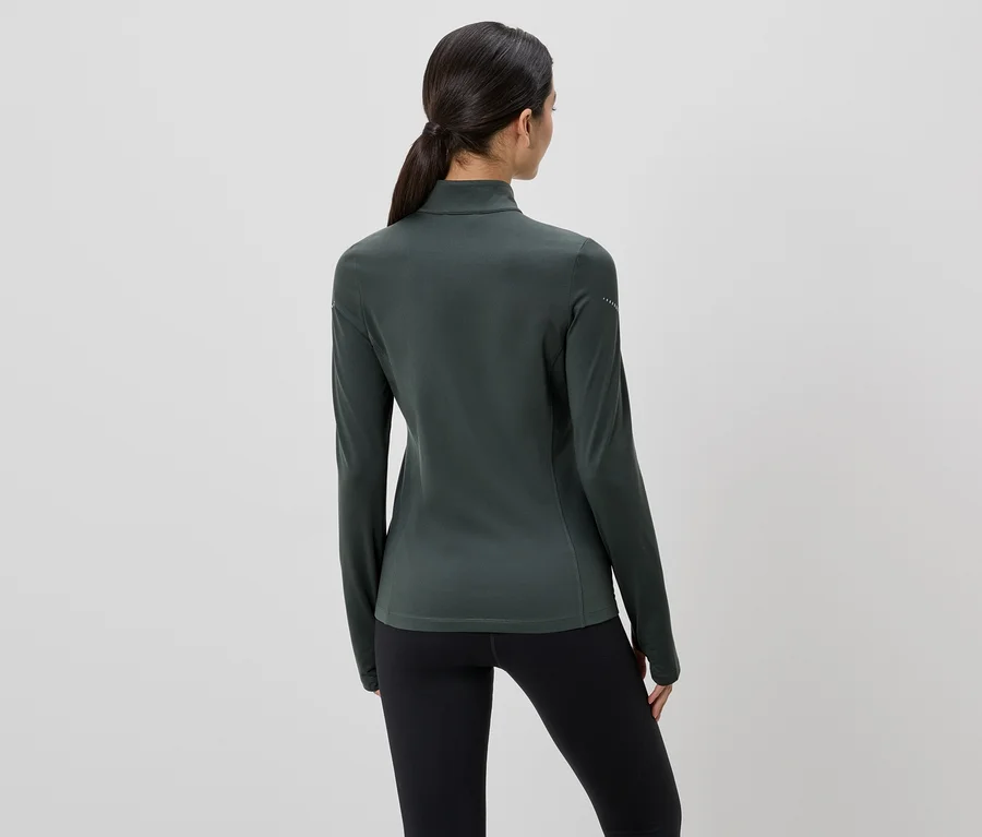 Rückansicht einer Frau mit Pferdeschwanz, die ein dunkelgrünes, langärmeliges Oberteil und schwarze Leggings trägt.