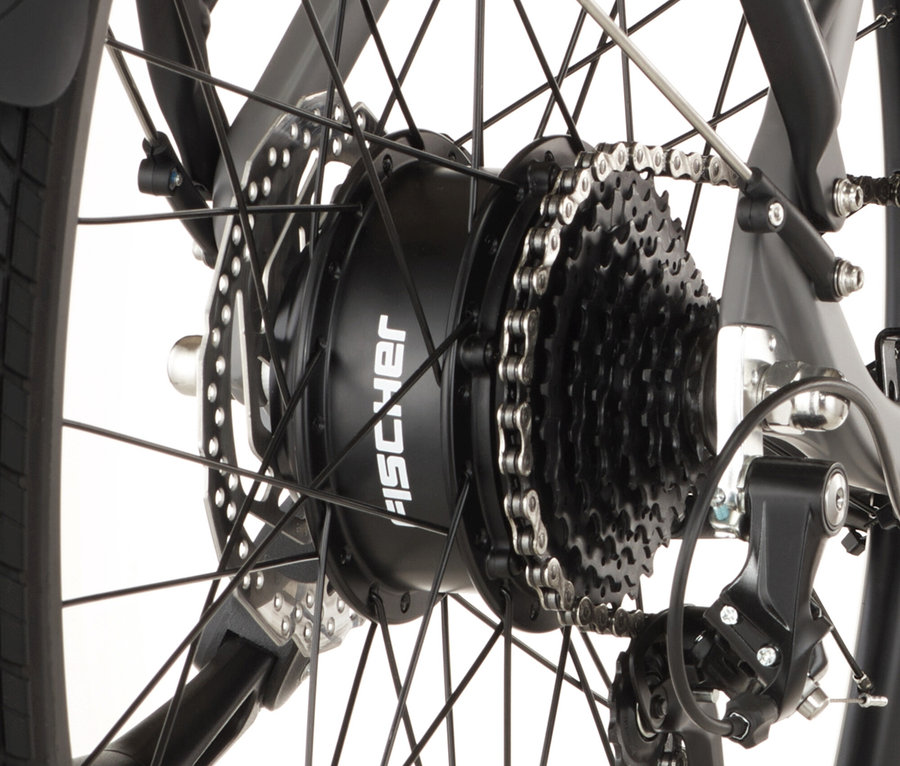 Nahaufnahme vom Hinterrad des FISCHER Trekking-E-Bike VIATOR MOVE mit Diamant-Rahmen, Kette und Ritzel.