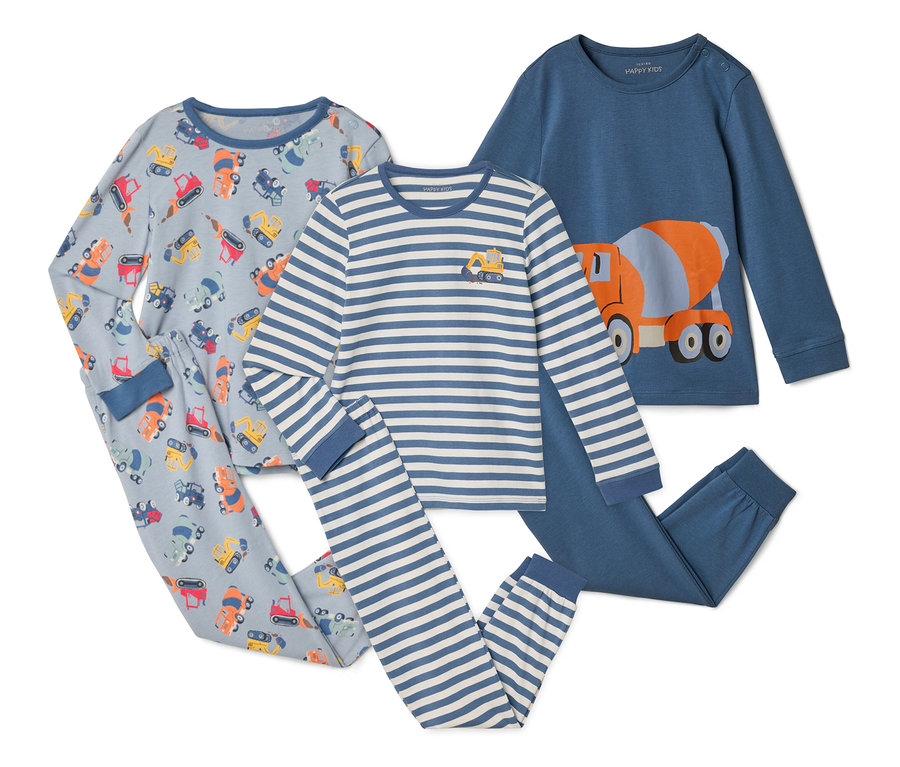 Drei Kinderpyjama-Sets liegen auf einem weißen Hintergrund. Ein Set ist hellblau mit Baufahrzeugen, eines ist blau-weiß gestreift mit einem Baufahrzeug und eines ist blau mit einem Betonmischer.