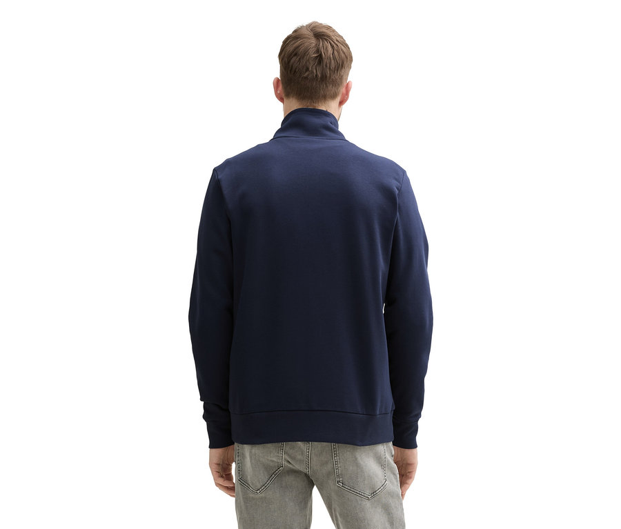 Mann von hinten mit Tom Tailor Sweatjacke mit Stehkragen in Sky Captain Blue und grauer Hose.