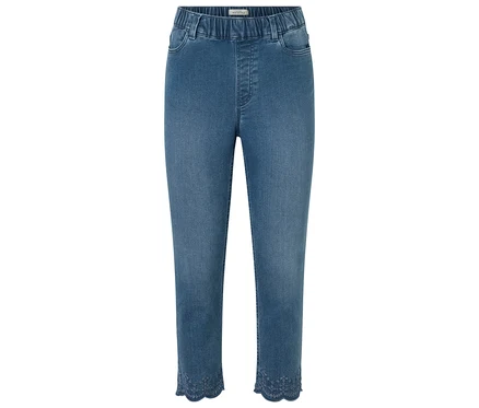 Eine einzelne Jeans mit hellblauer Waschung und elastischem Bund, die auf einem weißen Hintergrund liegt.