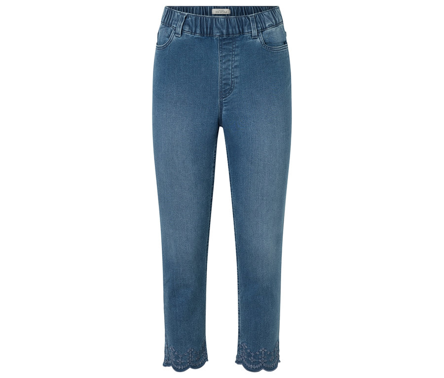 Eine einzelne Jeans mit hellblauer Waschung und elastischem Bund, die auf einem weißen Hintergrund liegt.