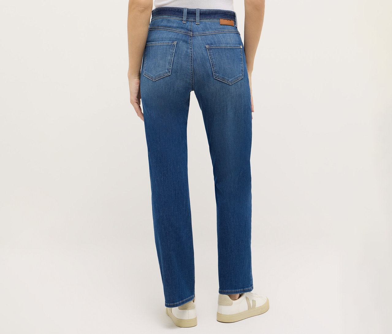 Rückansicht einer Frau, die Angels Denim »Lara City« Straight Fit Jeans und Turnschuhe trägt.