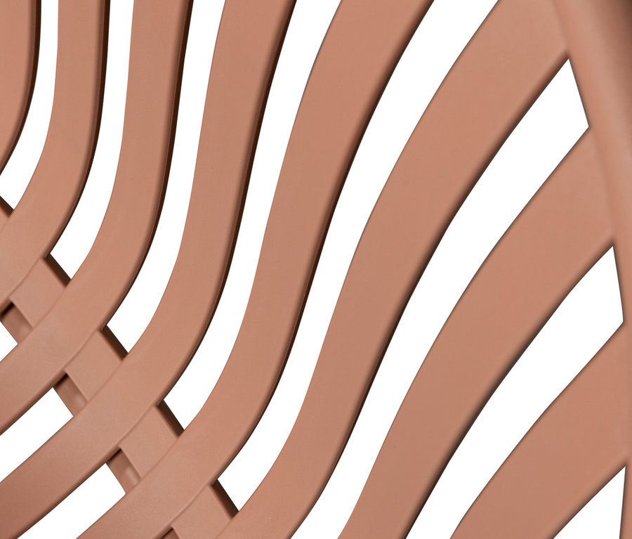 Nahaufnahme von einem korallfarbenen Stuhl mit geschwungenen Lamellen