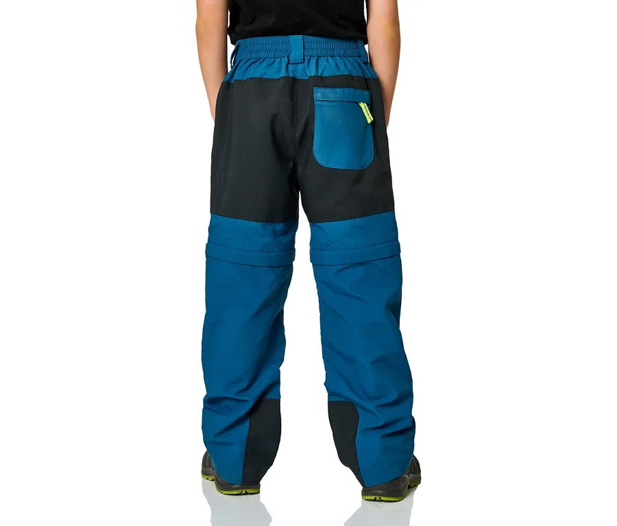 Kind von hinten, trägt eine petrolfarbene und schwarze JAKO-O Zipp-off-Hose mit Gesäßtasche.