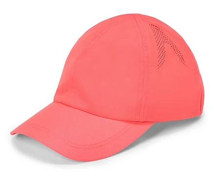 Nahaufnahme einer korallenroten Baseballkappe mit gebogenem Schirm und einem Muster aus kleinen Löchern an der Seite.