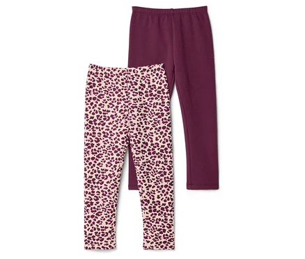Zwei Leggings liegen übereinander, eine einfarbig weinrot, die andere mit Leopardenmuster in Beige und Weinrot.