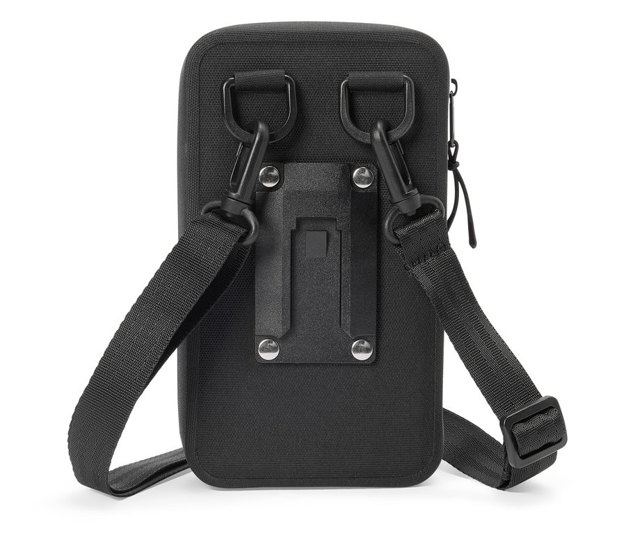 Schwarze Tasche mit Trageriemen und Befestigungselementen auf der Rückseite.