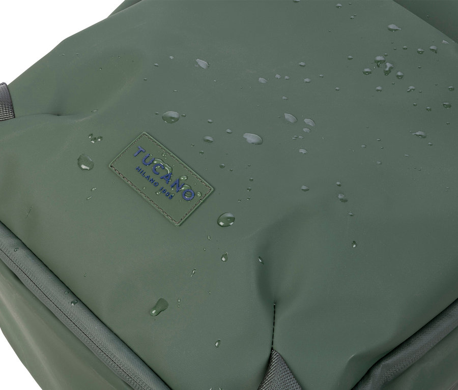 Nahaufnahme eines olivgrünen Tucano Milano Rucksacks mit Wassertropfen.