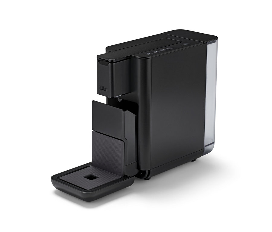 Schwarze Qbo ICONIC Dark Chrome Kaffeemaschine mit geöffneter Tropfschale.