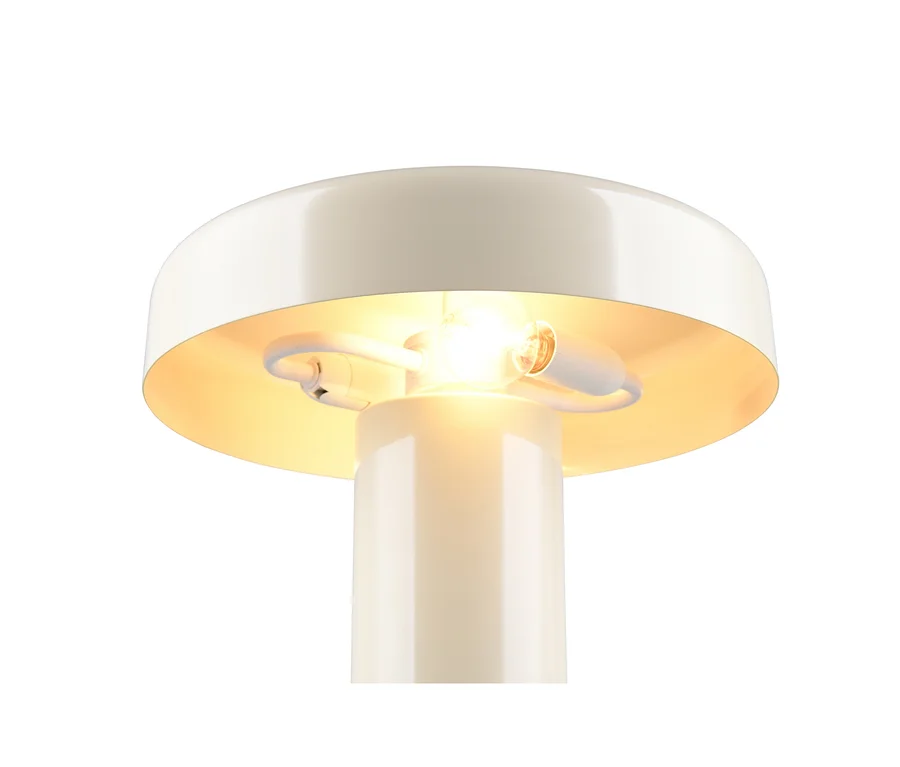 Cremeweiße Tischlampe mit zylindrischem Fuß und pilzförmigem Schirm, die Glühbirne leuchtet.