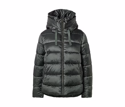 Dunkelgrüne Steppjacke mit hohem Stehkragen, Kapuze und Reißverschluss.