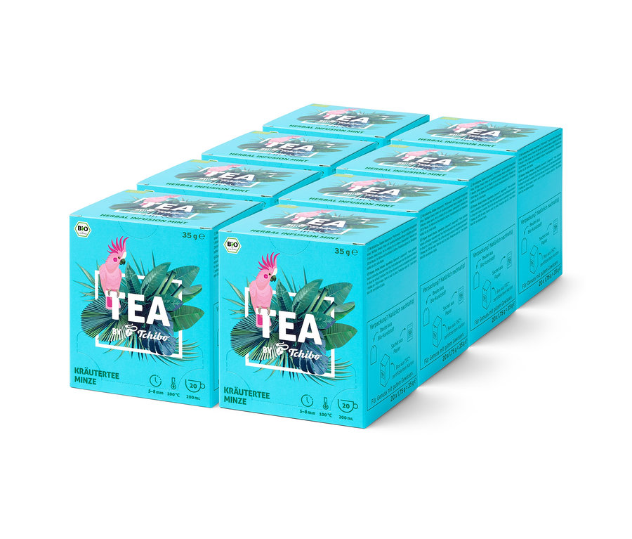 Mehrere Packungen Kräutertee Minze von Tchibo sind in einer Reihe angeordnet.