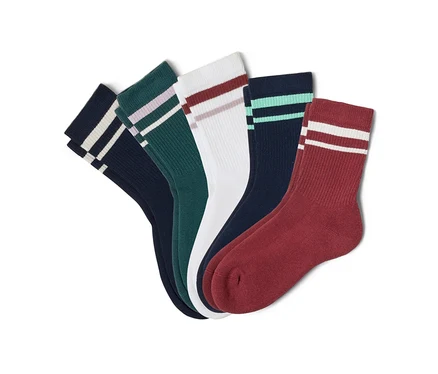 Fünf Paar Socken in Marineblau, Grün, Weiß und Burgunderrot liegen übereinander und zeigen jeweils zwei horizontale Streifen.