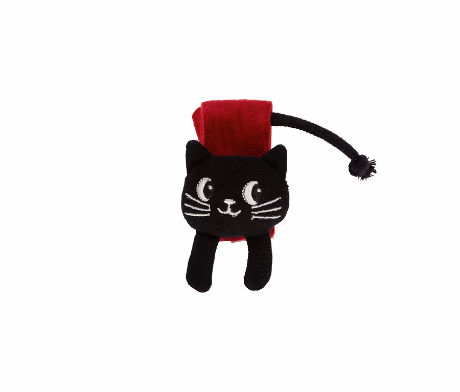 Schwarze katzenförmige Baby-Handgelenksrassel mit weiß gestickten Augen und Schnurrhaaren, einem roten Stoffband und einem schwarzen Kordelschwanz mit kleinem Bommel.
