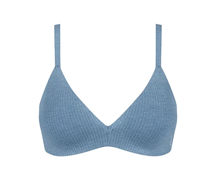 Ein hellblauer gerippter Bralette mit weichen Cups und dünnen Trägern.