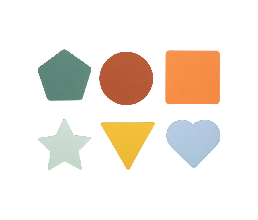 Sechs bunte Formen des small foot Montessori-Bundle 2: ein grünes Fünfeck, ein brauner Kreis, ein orangefarbenes Quadrat, ein hellgrüner Stern, ein gelbes Dreieck und ein hellblaues Herz.