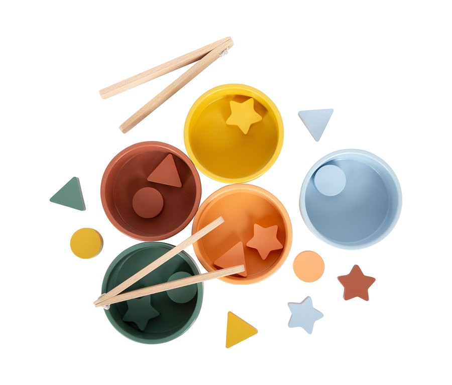 Montessori-Sortierspielzeug-Set small foot Montessori-Bundle 1 mit vier farbigen Schalen, verschiedenen Holzformen (Kreise, Dreiecke, Sterne) und zwei Holzzangen.