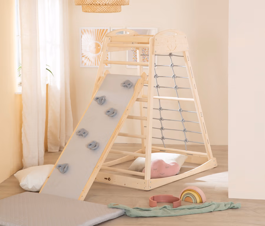 Holz-Klettergerüst mit roba Rutschbrett, Matte und Kissen im Kinderzimmer.
