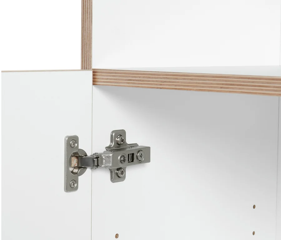 Detailaufnahme eines weißen Regals mit einem Metallscharnier.