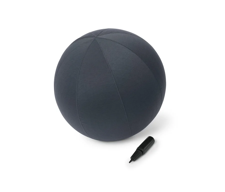 Ein grauer Gymnastikball mit Bezug und Pumpe.