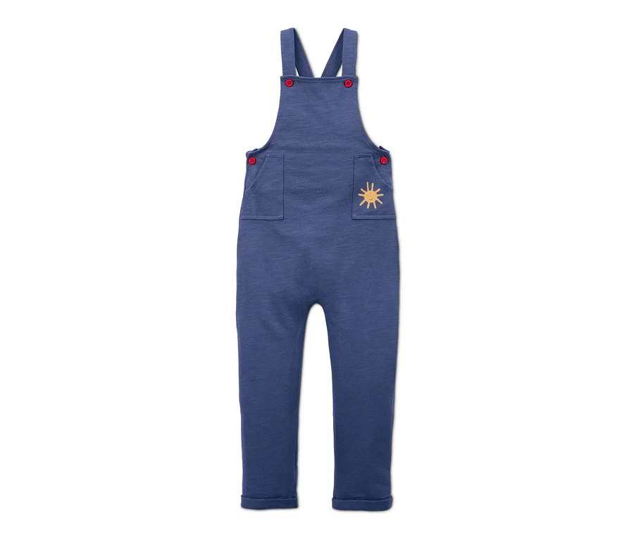 Blaue Latzhose und Shirt Set mit roten Knöpfen und Sonnenaufnäher.