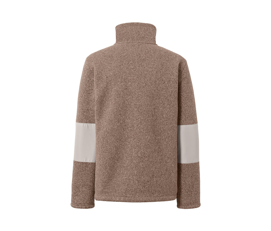 Detailansicht einer braunen Thermo-Strickfleece-Jacke mit langen Ärmeln und hellgrauen, rechteckigen Details an den Ellbogen.