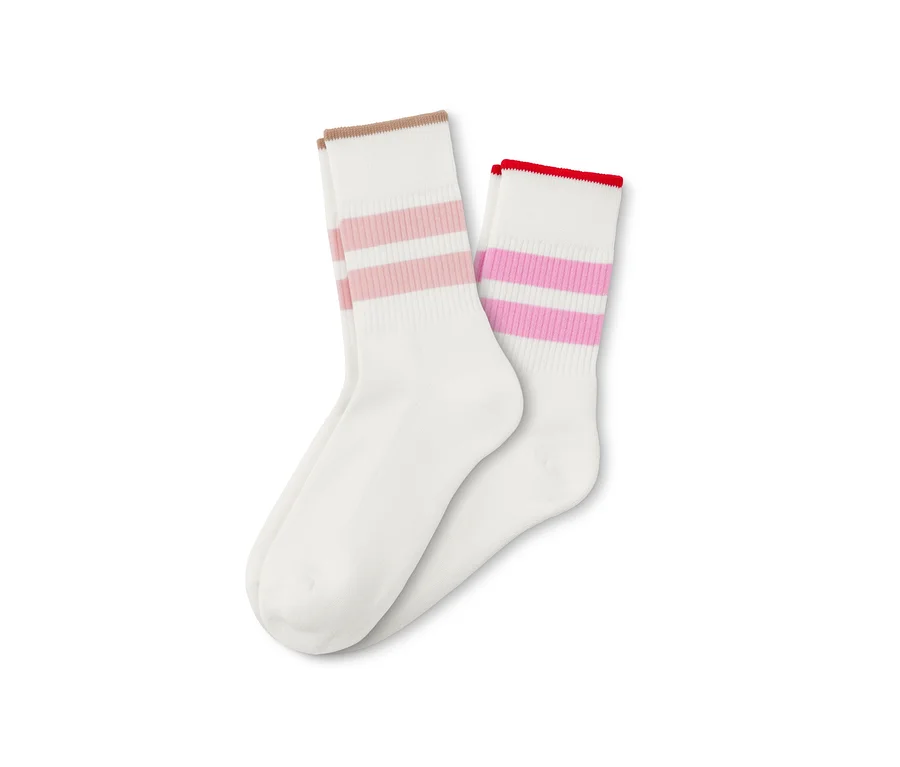 Zwei Paar weiße Tennissocken mit rosa Streifen.