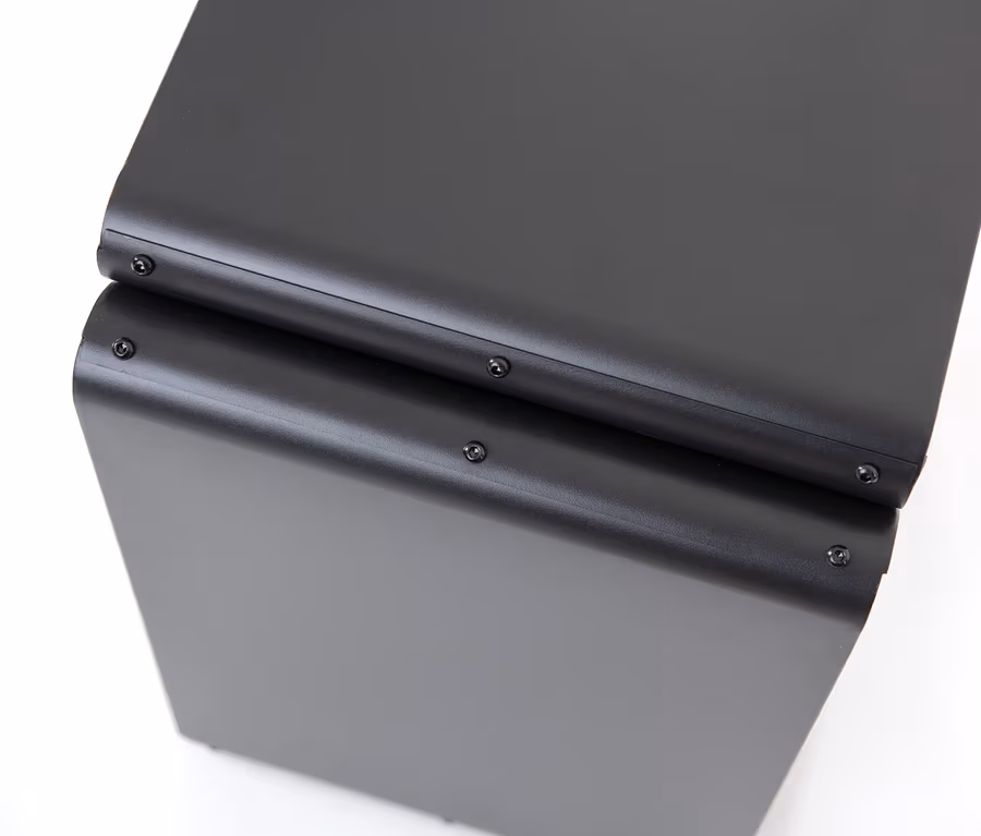 Detailansicht eines schwarzen Kaminholzregals (ca. 57 cm).