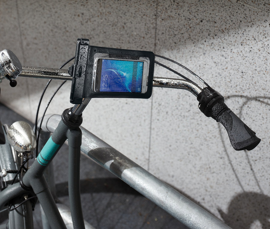 Nahaufnahme eines Fahrradlenkers mit einer Fahrrad-Smartphone-Halterung.