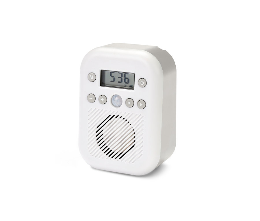 Weißes Badradio mit digitaler Anzeige, die die Uhrzeit 5:36 anzeigt.