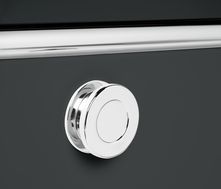 Detailansicht eines schwarzen »CN3« Metall-Lowboards mit Klappenfächern und verchromtem Griff.